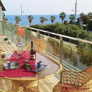 Alexandra's Beach-port Apartment